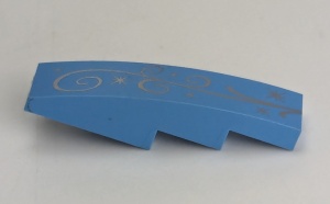 61678pb061-42G Dakpan gebogen 1x4 met ornament blauw, midden gebruikt *5R000