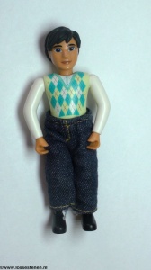 belvMale20A Man- Zwarte benen, witte armen, lime top, zwart haar met spijkerbroek NIEUW *