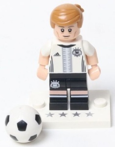 colfbd-10 Toni Kroos (18) met voetbal NIEUW *0M0000