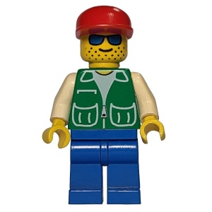 pck001G Groene jas twee grote zakken, bl;auwe benen, rode pet gebruikt *0M0000