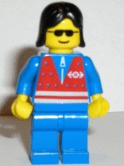 trn073G Zwart haar, zonnebril, blauw/rode jas met logo, blauwe broek gebruikt *0M0000
