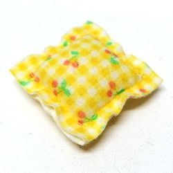 x23pb01-3G Scala- Kussen met witte lijntjes en kersen geel gebruikt *5S008
