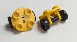 2655c02-3G Platte plaat 2x2 rond met wielhouders MET zwart skateboardwiel (2496) geel gebruikt *0L000