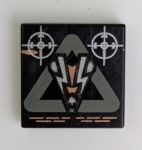 3068px7-11G Tegel 2x2 Insectoid Logo en donkergrijze driehoek zwart gebruikt *5T05-33