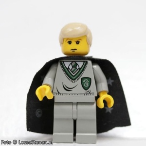 hp040 Draco Malfoy, Slytherin Torso, Lichtgrijze benen, Zwarte Cape met Stars NIEUW *0M0000