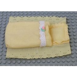 pouch02-33G BELVILLE slaapzak met roosje en kant geel, licht gebruikt *