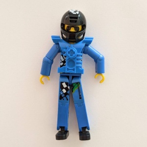 tech033asG Technic figuur, bluawe benen MET STICKERS, blauwe top en borstplaat, MET zwarte helm gebruikt *0D000