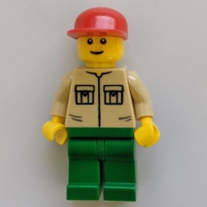 twn011G Shirt met twee zakken, rode cap, groene benen gebruikt *0M0000
