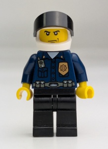 wc023G Politie, donkerblauw shirt met gouden badge en witte helm gebruikt *0M0000