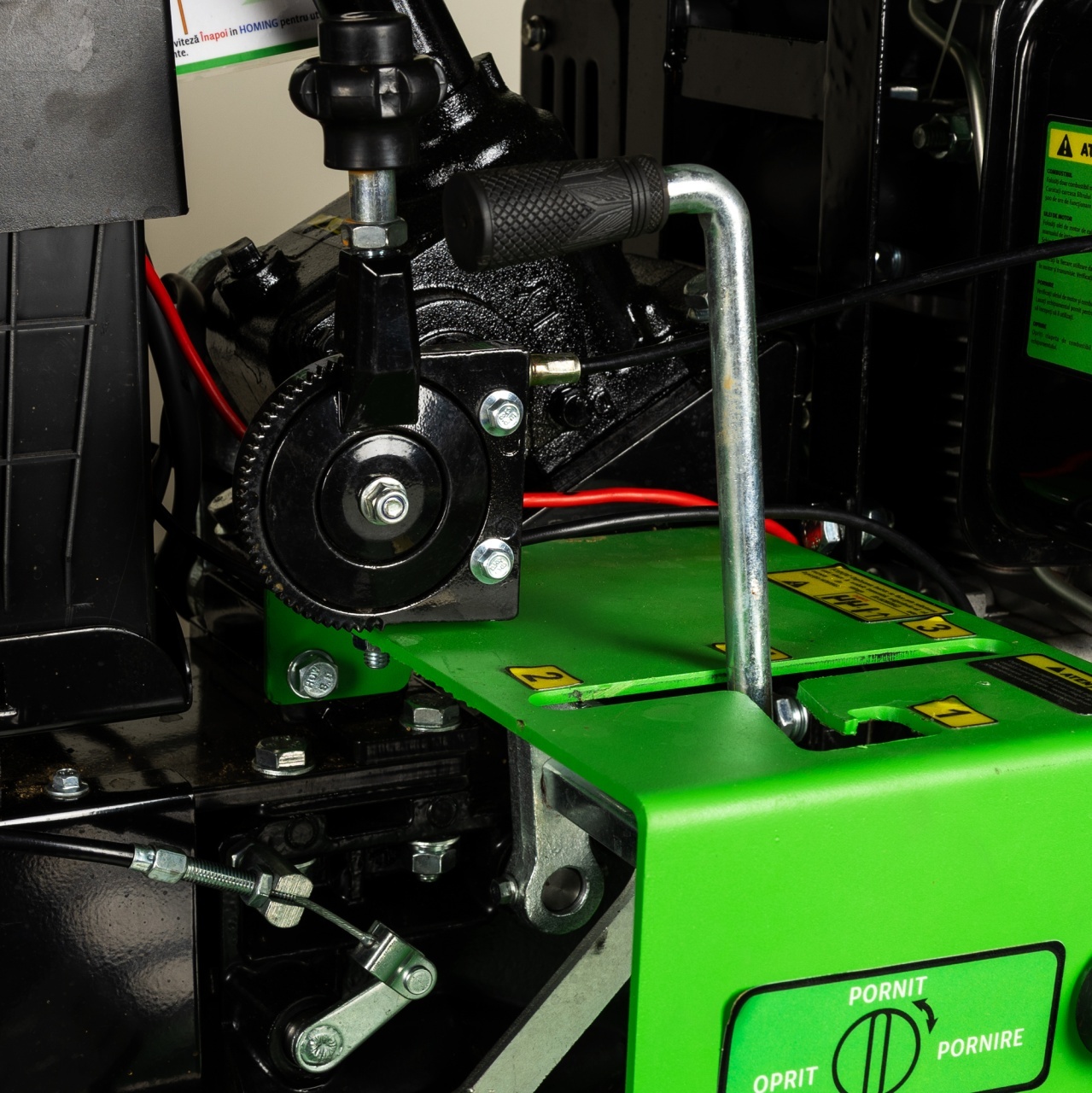 Mini tractor Micul Fermier, 17cp 530cc, motor pe motorina 4T, 4X4, 4 viteze, pornire electrica, 2 cutii de viteze, sistem hidraulic [5]