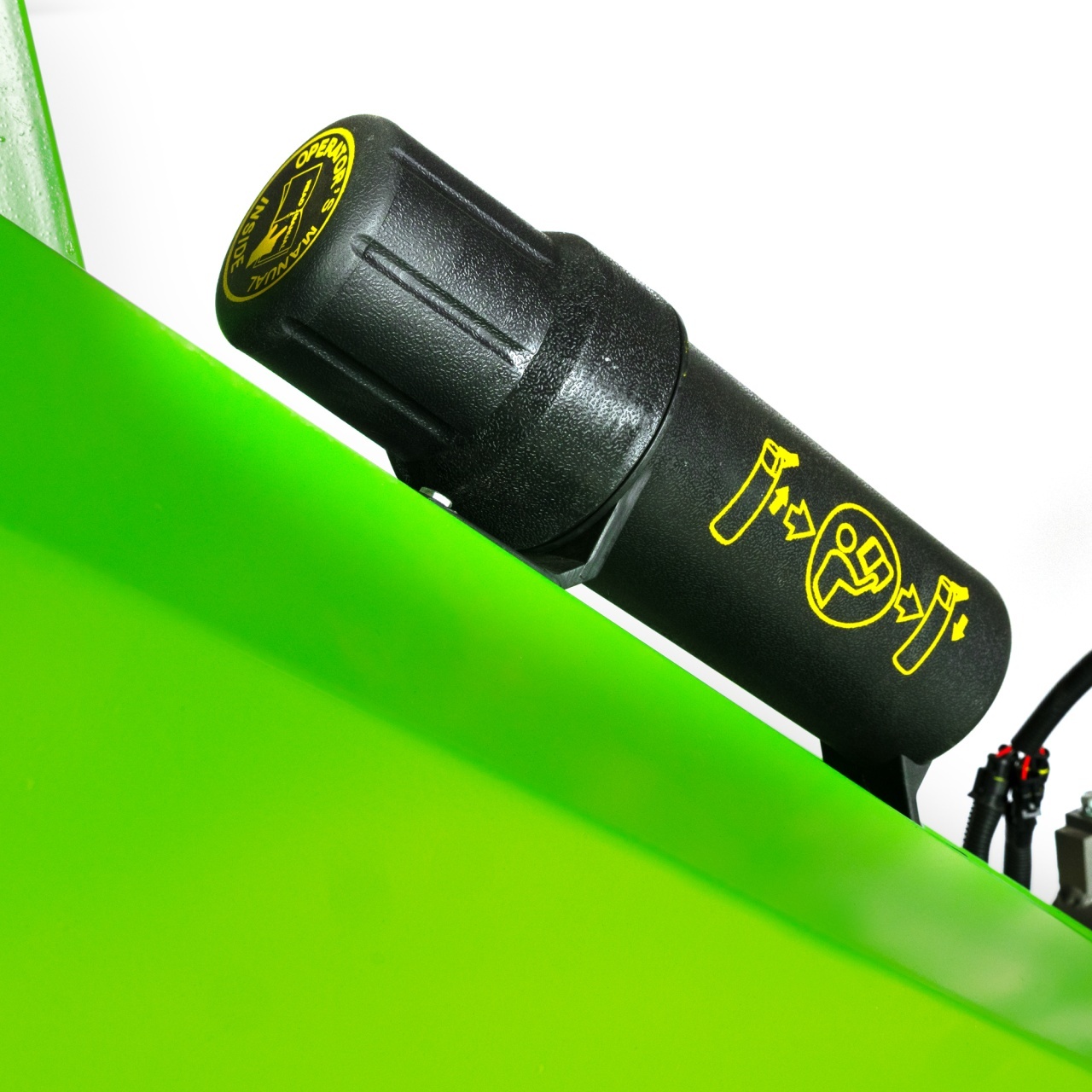 Tocator de crengi Micul Fermier, motor benzina 15 CP, cu carlig de remorcare, 150 mm diametru maxim de taiere, pentru rumegus [15]