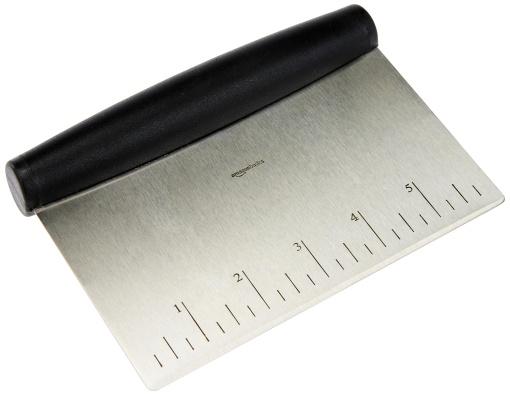 Taietor/racleta de bucatarie multifunctional Amazon Basics, otel inoxidabil, 15,5 cm, negru, argintiu