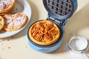 Aparat de vafe Bestron cu model de fulgi de zapada, aparat mic de vafe cu acoperire antiaderenta, pentru petreceri de ziua copiilor, sarbatori de familie, Paste sau Craciun, design retro, 550 wati, culoare: albastru - Img 4
