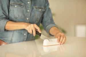 Ascutitor de cutite Fiskars Roll-Sharp, pentru cutite din otel, design finlandez, alborange - Img 10