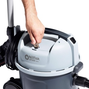 Aspirator comercial Nilfisk VP300 HEPA Basic (aspirator industrial cu filtru HEPA, sac filtru volum 10 l, putere de intrare 800 W, debit de aer 32 l/s), Advance - Img 2