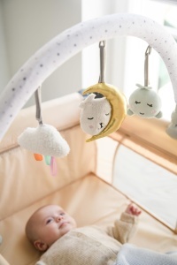 Baldachin pentru copii Momi Baby-Bogen Zizi cu 3 jucarii senzoriale, montare usoara - Img 8