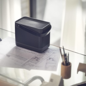 Bang & Olufsen Beolit 20 - Difuzor portabil Bluetooth puternic si fara fir, cu sunet la 360 de grade si statie de incarcare Qi incorporata - Negru Antracit - Img 4