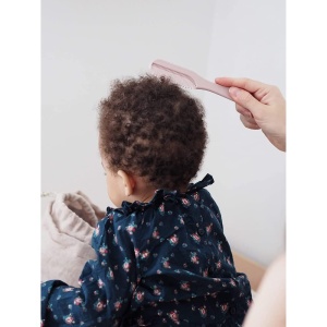 Beaba Set Perie si Pieptene pentru Bebelusi si Copii Roz Compartiment Integrat - Img 4