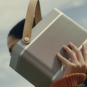 Boxa portabila Bang Olufsen Beolit 20 Grey Mist Bluetooth sunet 360deg si functie Qi - Img 7