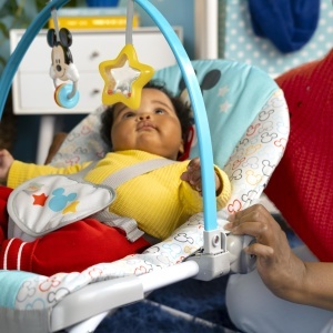 Bright Starts Disney Baby Mickey Mouse Scaun Bebe si Copii cu Vibratii si Bara de Jucarii Detasabila - Img 10