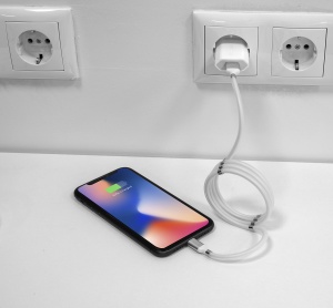 Cablu de incarcare pentru iPhone Grundig Lightning - USB-A, 1 Metru, Alb - Img 4