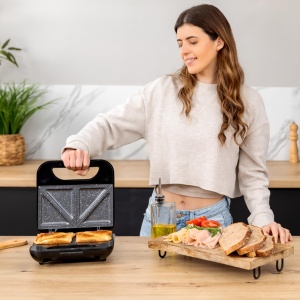 Cecotec Sandwich Maker Rock'nToast Classic +. 800 W, 2 sandvisuri cu finisaj din otel inoxidabil, placi triunghiulare cu acoperire antiaderenta, fara PFOA, maner rece - Img 2