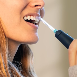 Centrul de ingrijire orala Cecotec Bamba ToothCare Jet Clean. 18W, irigator de 600 ml, 10 setari de presiune, 7 atasamente si periuta de dinti electrica cu 5 moduri - Img 3