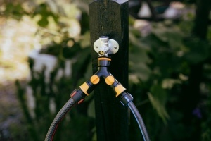 Conector robinet Fiskars 2-Wege-Ventil 1027061 cu reglare ONOFF compatibil universal negruportocaliu - Img 3