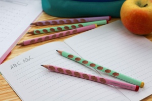 Creion ergonomic STABILO EASYgraph pentru dreptaci, culoare verde pastel, mina HB - Img 2