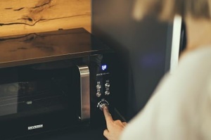 Cuptor cu microunde 2 in 1 SEVERIN cu baza de sticla si gratar, pentru dezghetare si incalzire, cuptor cu microunde cu suprafata utila mare pentru vase unghiulare, negru/otel inoxidabil, MW 7763 - Img 10