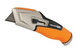 Cutit universal Fiskars CarbonMax cu lama retractabila, 17,7 cm, negruorange - Img 3