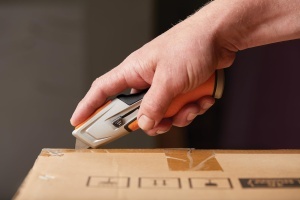 Cutit universal Fiskars CarbonMax cu lama retractabila, 17,7 cm, negruorange - Img 13