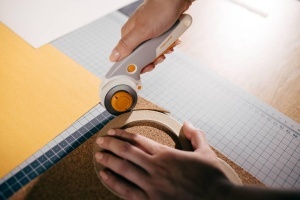 Cutter rotativ Fiskars Titan, 45 mm, ergonomic, cu sistem de schimbare rapida, portocaliu - Img 9