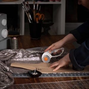 Cutter rotativ Fiskars Titan, 60 mm, pentru stofe groase, portocaliealbgray - Img 7