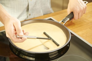 Dispozitiv pentru Crepes ROSLE, Teigverteiler din inox 1810, Silikon, 18.5 cm - Img 2