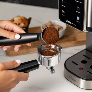 Espressor Ufesa Arona 1350W 20 Bar Touchscreen Functie Cold Brew Design Compact - Img 7