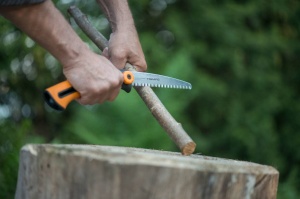 Fierastrau de mana Fiskars Xtract SW73 lama retractabila 16 cm pentru lemn proaspat NegruPortocaliu - Img 5