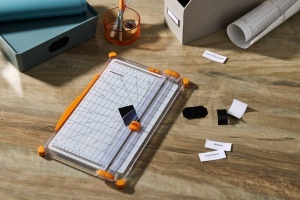Fiskars Papierschneidemaschine 1077980 A4 AlbPortocaliu Capacitate 10 Foi Brat Extensibil - Img 5