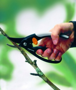Foarfece de taiere Fiskars Bypass pentru ramuri si crengute proaspete, cu acoperire antiaderenta, lame din otel de inalta calitate, lungime: 20 cm, negru/portocaliu, eleganta, P44, 1001534 - Img 6