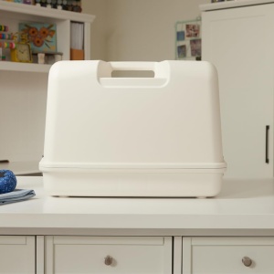 Geanta de transport SINGER pentru masini de cusut, alba, din plastic rezistent, 2.3 kg - Img 6