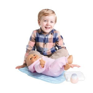 Geanta pentru papusi Theo Klein Baby Coralie, accesoriu cu sticluta, perie si scutec, rosie - Img 2