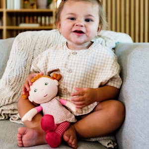 HABA Cuddly Doll Roya - Papusa moale de carpa 25 cm ideala pentru bebelusi si copii mici - lavabila la 30 degC de la 6 luni - 1303730001 - Img 9