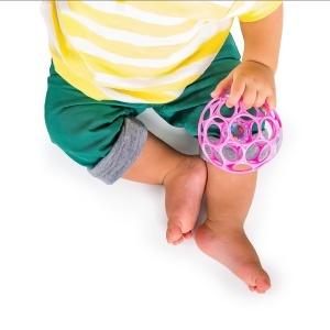Jucarie interactiva Bright Starts Oball Rattle Pink design flexibil si usor de prins pentru copii de toate varstele - Img 3
