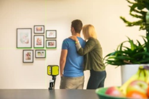Laser cu linii incrucisate RYOBI alimentat cu baterii RBCLLG1, linie laser orizontala si verticala pana la max. 15 m, suport inclus, potrivit pentru utilizare in exterior - Img 4