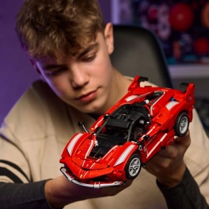 LEGO Technic Ferrari FXX K Model Auto Rosu cu Motor V12 si Usi Fluture - Img 8