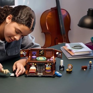 LEGO Wednesday 76785 Koffer Bauberset cu Enid Minifigur si Accesorii Creative - Img 9
