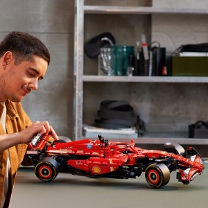 Masina de curse LEGO Technic Ferrari SF-24 F1 - Model de masina pentru adulti - Set de colectie de Formula 1 - Motor transmisie directie si DRS V6 la  - Img 9