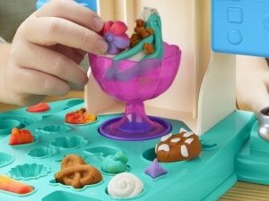 Masina de inghetata din plastilina Play-Doh Rainbow, cu accesorii, pentru copii 3 - Img 9