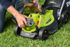 Masina de tuns iarba cu acumulator RYOBI 18 V ONE+ OLM1833B (latime de taiere 33 cm, reglare inaltime de 5 ori 25-65 mm, maner pliabil, inclusiv pana de mulcire, sac de colectare a ierbii de 35 l, fara baterie si incarcator in cutie) - Img 8