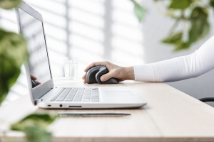 Mouse Wireless Ergonomic Trust Verro, Unghi Vertical de 60deg, Prevenirea Bratului Mouse/Cotului de Tenis (Sindromul RSI), 800-1600 DPI, 6 Butoane, Mouse Vertical Wireless pentru PC si Laptop - Negru - Img 5